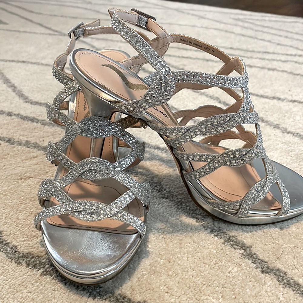 EUC Size 8 Gorgeous Silver strappy sandal